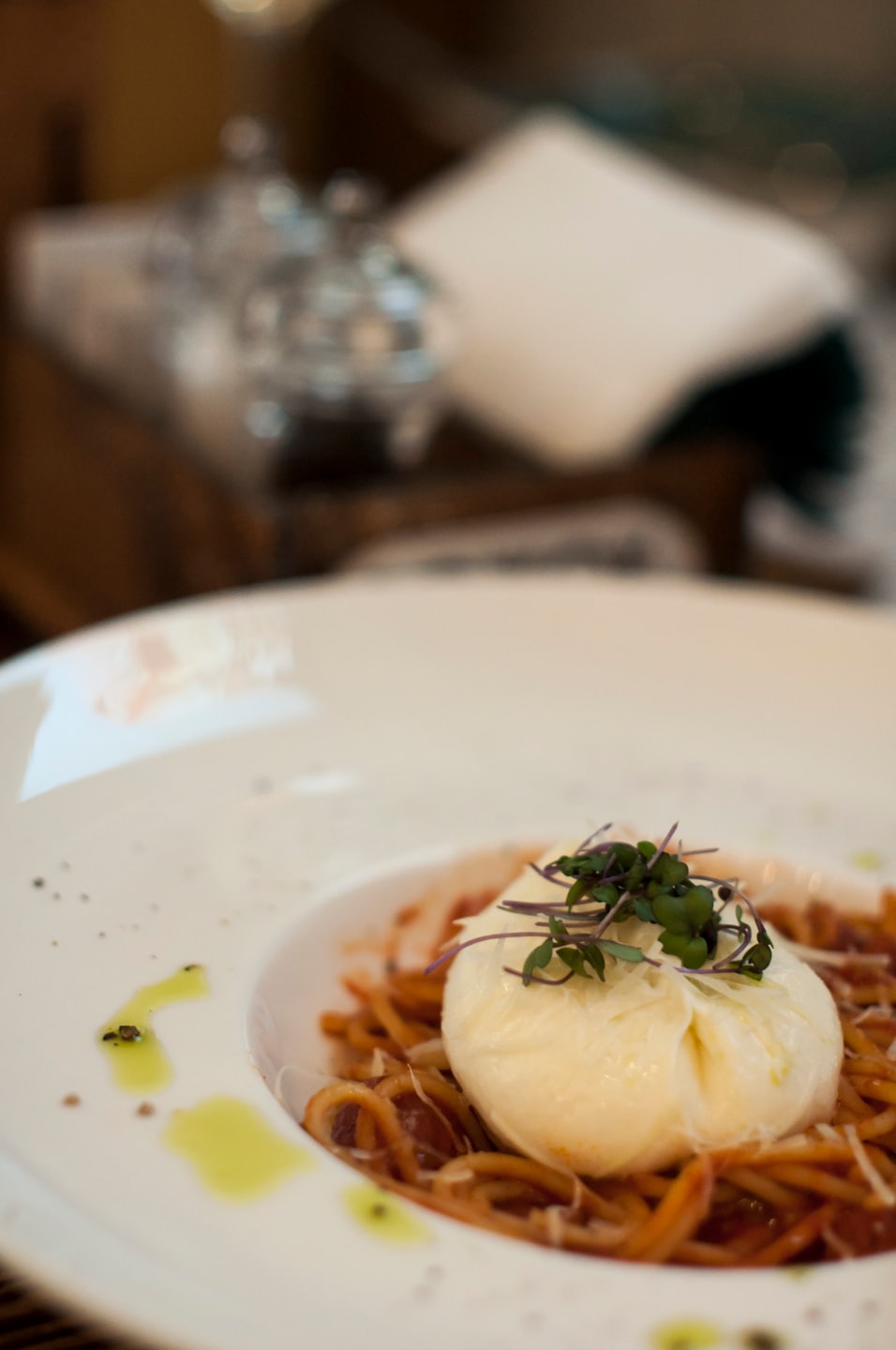 Spaghetti in Tomatensoße mit cremiger Burrata.